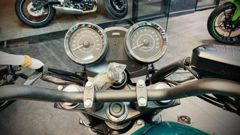 Cụm đồng hồ hiển thị tốc độ của Z650RS bao gồm 2 đồng hồ cơ đặt đối xứng thông qua một màn hình LCD
