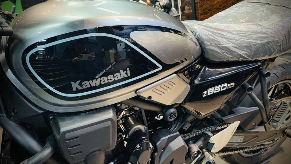 Z650RS sử dụng động cơ xy-lanh đôi, dung tích 649 cc, sản sinh công suất 67 mã lực, mô-men xoắn cực đại 64 Nm