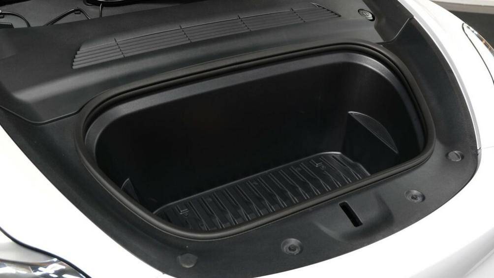 Công nghệ hỗ trợ lái bán tự động Autopilot trên xe giúp tự động lái trên một số cung đường nhất định, tự động chuyển làn đường, tự động đỗ xe...