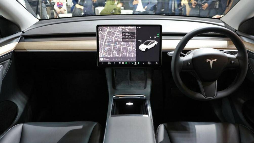 Bên trong Model Y, hãng Tesla cũng bố trí màn hình cảm ứng trung tâm cỡ lớn với kích thước 15 inch