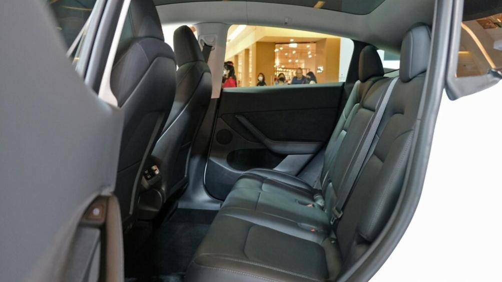 Phía sau vô lăng của Tesla Model Y không có bảng đồng hồ. Tuy nhiên, khách hàng Thái Lan có thể chi thêm tiền để lắp bảng đồng hồ cho xe