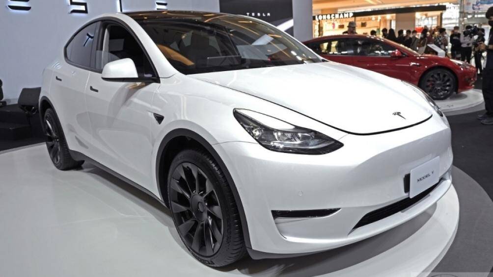 Model Y sở hữu phong cách thiết kế ngoại thất tối giản, tập trung vào hiệu suất khí động lực học. Xe không được trang bị lưới tản nhiệt vì là ô tô điện