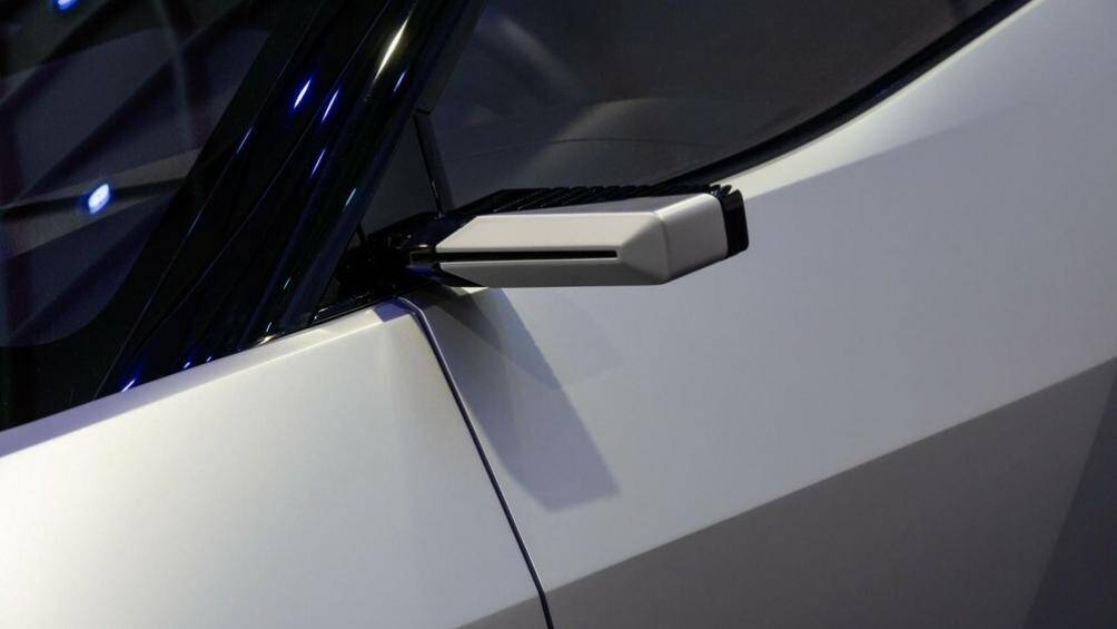 Ngoài ra, xe chỉ có 2 cửa bên sườn với tay nắm cửa nằm chìm vào thân xe và camera kỹ thuật số thay cho gương chiếu hậu