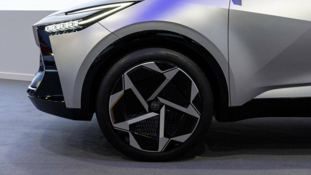 Hãng Toyota hé lộ xe sẽ được trang bị hệ truyền động hybrid và plug-in hybrid