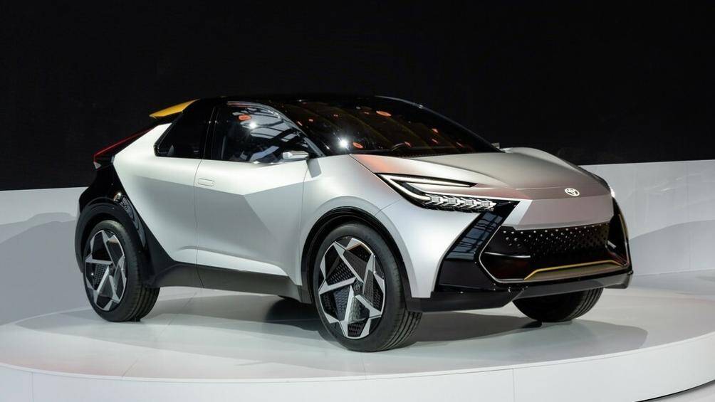 Chiếc xe gây ấn tượng với phần lưới tản nhiệt độc đáo, khe gió hai bên, cụm đèn LED hình móc câu sắc sảo