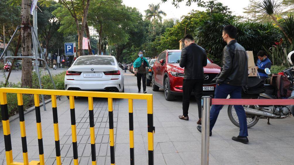 Nhiều đoạn vỉa hè trên phố Huỳnh Thúc Kháng, xe ô tô đỗ thành hai hàng.