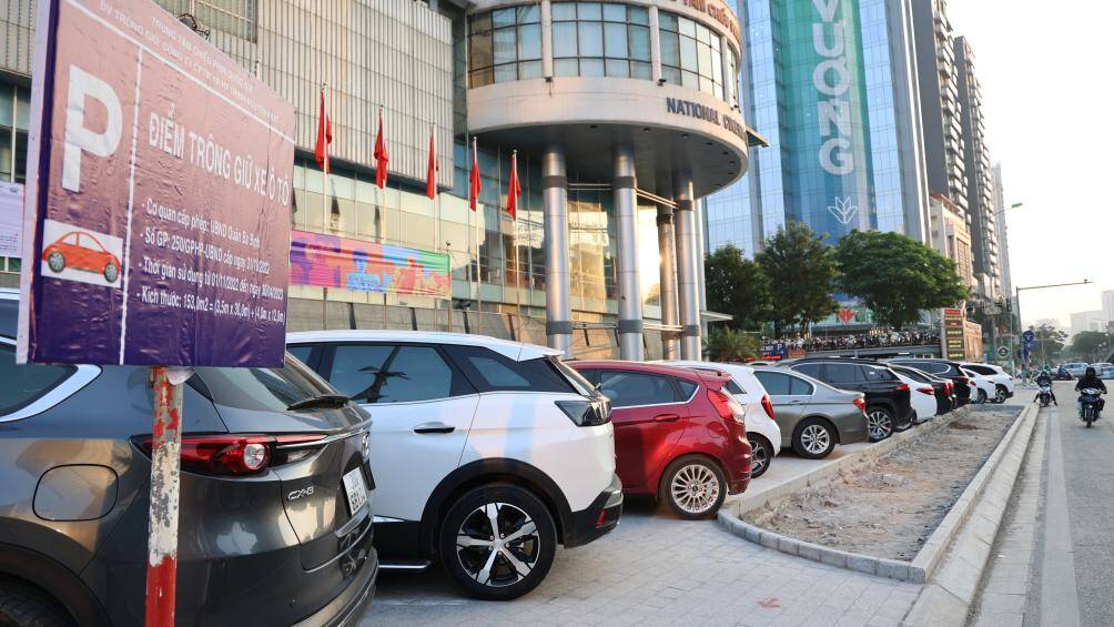 Vỉa hè trước sảnh lớn của Trung tâm chiếu phim Quốc gia vừa được lát lại đá, đã trở thành bãi trông giữ ô tô.