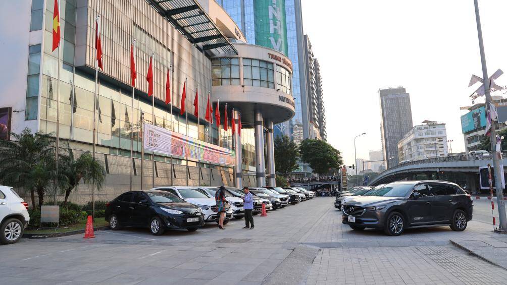 Bên lề kỳ họp thứ 10, HĐND TP khóa XVI, Giám đốc Sở Xây dựng TP Hà Nội Võ Nguyên Phong đã thông tin với báo chí về việc lát đá vỉa hè bằng đá tự nhiên nhưng nhanh chóng xuống cấp đang thu hút sự quan tâm của dư luận.