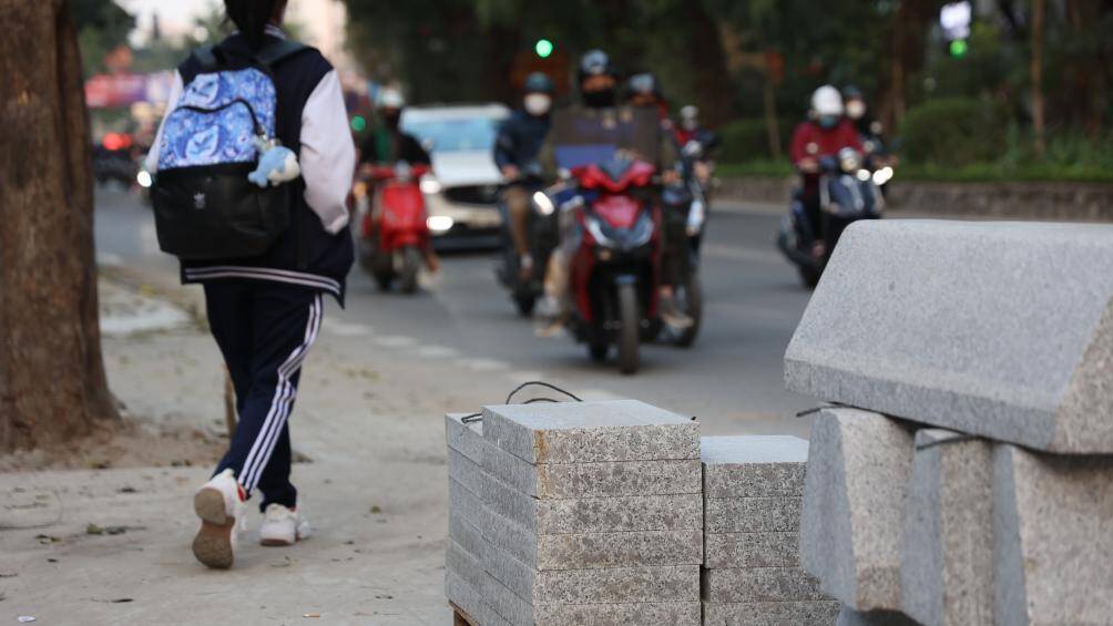 Theo ông Võ Nguyên Phong, Giám đốc Sở Xây dựng Hà Nội, đá lát vỉa hè giai đoạn trước khai thác bằng phương pháp nổ mìn, cho nên đá bị om. Ngoài ra, đá tự nhiên thường có gân đá, không được đồng chất nên khi mưa xuống thì bị giãn nở, tự vỡ, thậm chí không cần tác động vật lý.