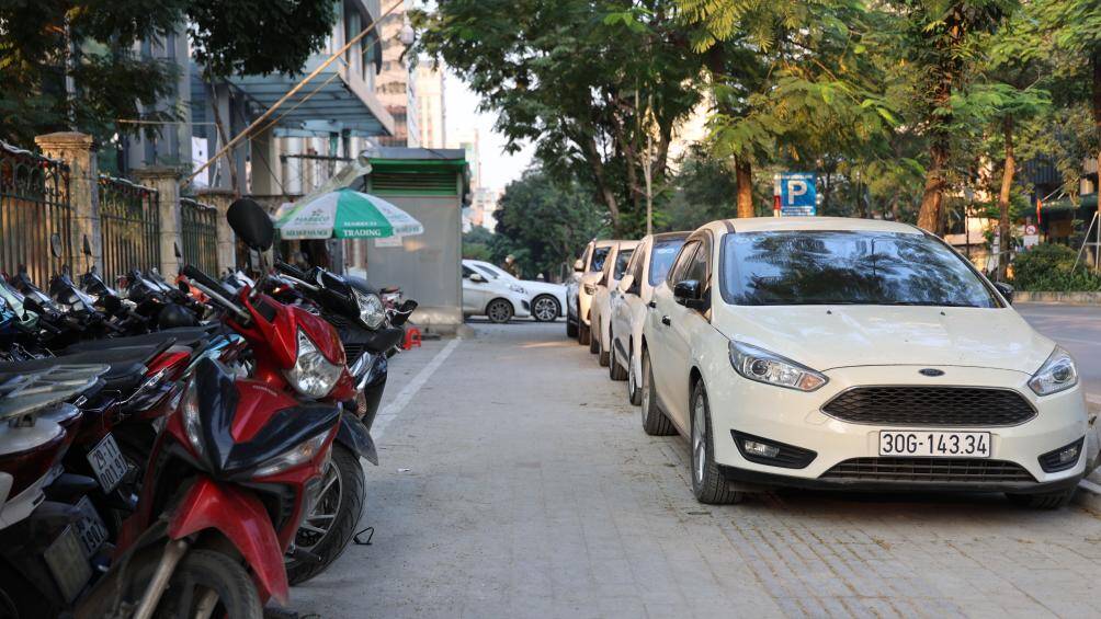 Nhiều chuyên gia về ngành xây dựng tỏ ra bất ngờ, sửng sốt trước nhận định đá vỉa hè nứt do trời mưa.