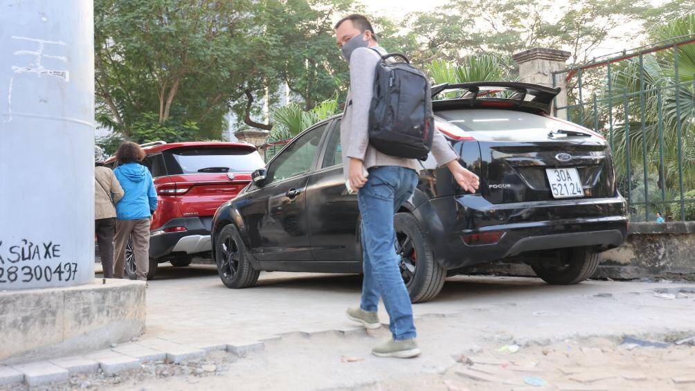 "Vỉa hè còn chưa lát đá xong mà những chiếc xe ô tô đã leo lên thế này thì chắc chắn ảnh hưởng đến chất lượng sau này. Không biết đơn vị thi công quản lý thế nào mà để những chiếc xe ô tô đi lại như thế", anh Nguyễn Văn Dân, ở phường Láng Hạ cho hay.