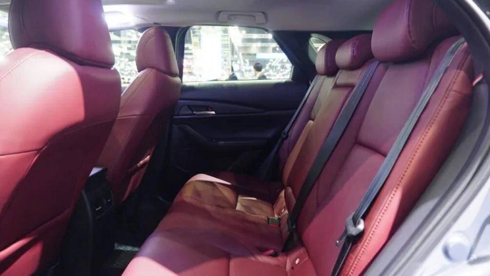 Tại thị trường Thái Lan, Mazda CX-30 Carbon Edition có giá từ 1,211 triệu Baht (khoảng 821 triệu đồng)
