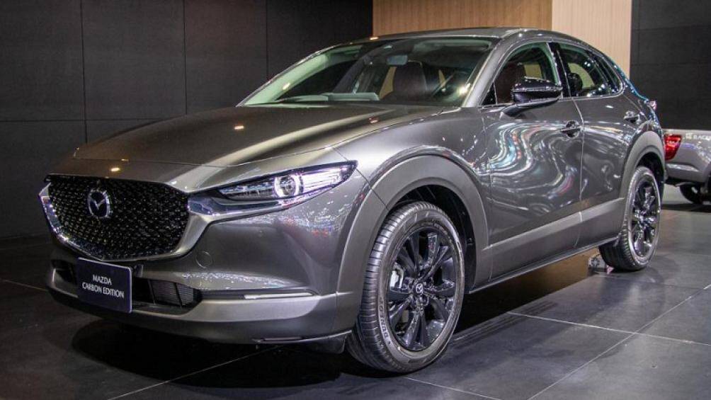 Ở ngoại thất, Mazda CX-30 Carbon Edition có thêm ốp gương và vành la-zăng 18 inch màu đen