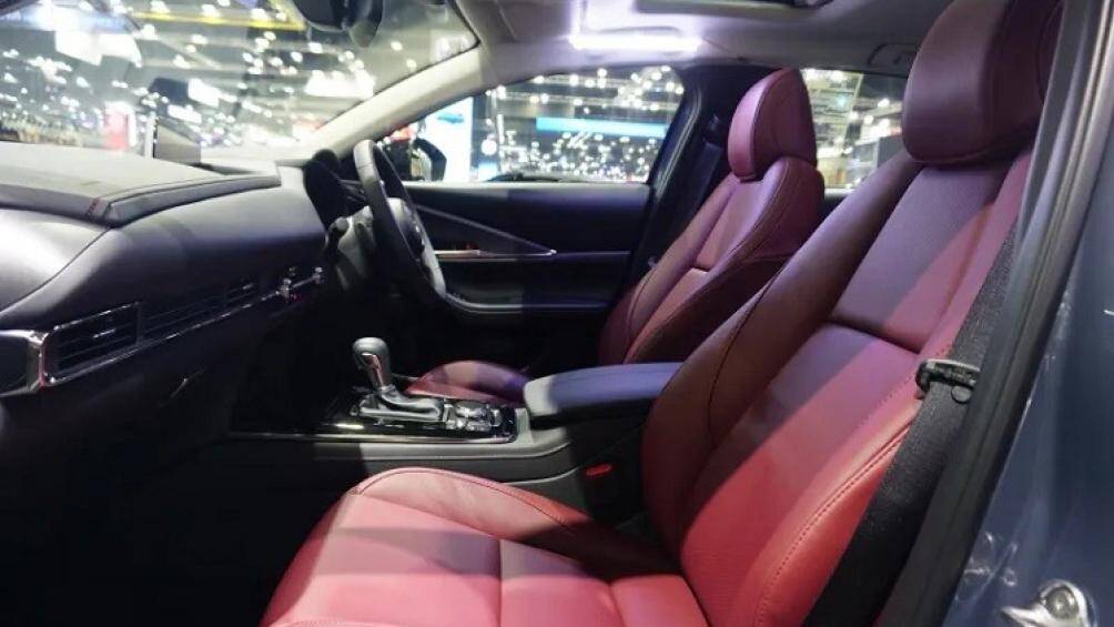 Trong khoang nội thất, phiên bản đặc biệt của Mazda CX-30 có ghế ngồi bọc da màu đỏ rượu