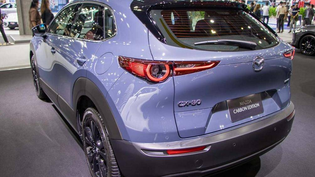 Mazda CX-30 Carbon Edition vẫn sở hữu hệ thống đèn chiếu sáng dạng LED, cần gạt mưa tự động, cánh gió mui, ống xả mạ chrome...