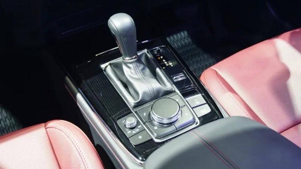 Ngoài những thay đổi kể trên, Mazda CX-30 Carbon Edition vẫn giữ nguyên trang bị, công nghệ và động cơ giống với bản 2.0 SP