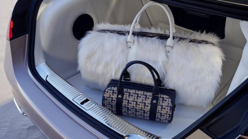 Ngoài ra, Mercedes cũng tung ra bộ sưu tập túi xách, sử dụng cùng chất liệu bên trong chiếc Maybach đặc biệt này