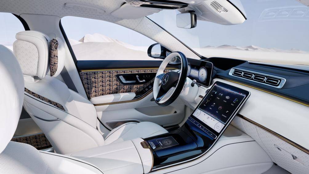 Vải bouclé màu xanh và vàng chất lượng cao là trung tâm của nội thất, bên cạnh các chi tiết phức tạp trên đệm ghế và trên gối