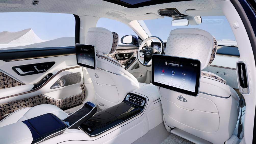 Lớp bọc da trắng muốt trên ghế ngồi hay trên bảng táp-lô khiến khoang cabin trông thực sự xa hoa