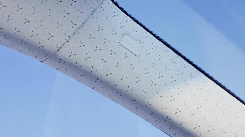 Trong khi đó, thảm trải sàn được làm bằng vải linen và mohair, bộ ly sâm panh có màu vàng hồng, trần xe có các họa tiết ngôi sao ba cánh