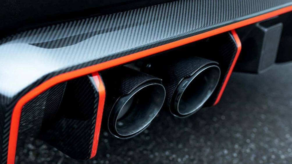 Thân xe có bộ body kit 18 mảnh bằng sợi carbon bao gồm mui xe với cửa hút gió GTR