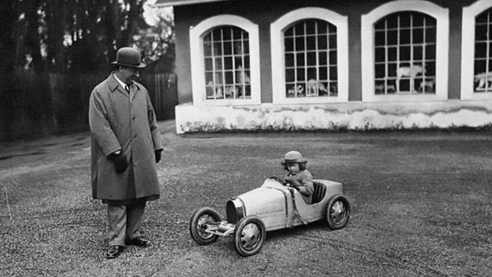 Mẫu xe đặc biệt này có giá lên tới 85.000 USD (2 tỷ đồng) chưa tính thuế và phí vận chuyển. Xe chỉ được sản xuất 99 chiếc