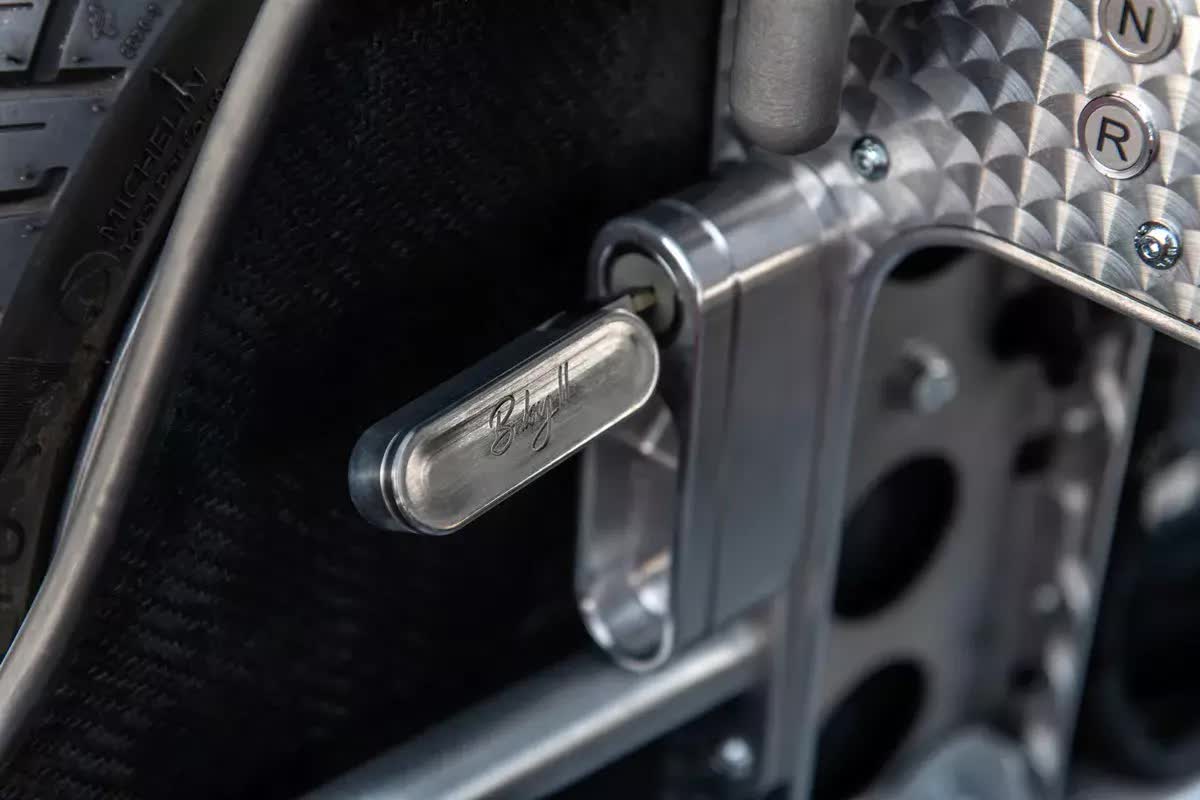 Carbon Edition Baby Bugatti II có thể vận hành như xe thường nhờ mô tơ điện 13,5 mã lực, tốc độ tối đa 67,5 km/h