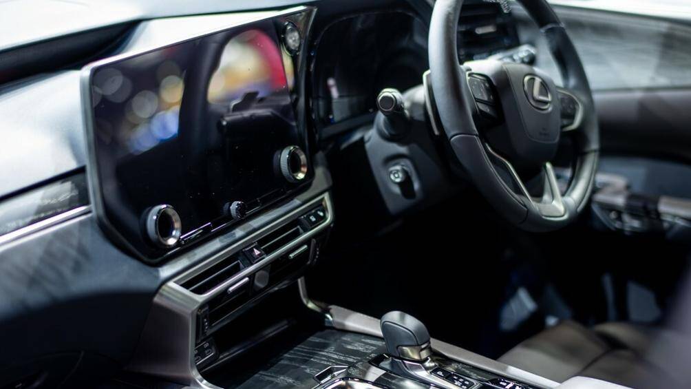 Nội thất của Lexus RX tại Th&aacute;i Lan c&ograve;n được trang bị th&ecirc;m hệ thống đ&egrave;n viền, thay đổi m&agrave;u theo t&acirc;m trạng,