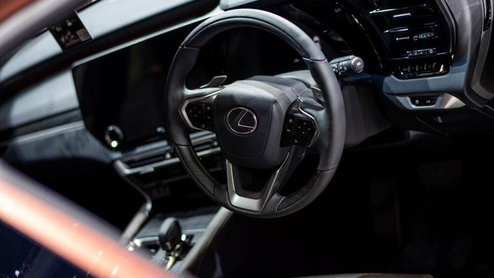 V&ocirc; lăng ba chấu tr&ecirc;n Lexus RX 450h+ 2023 t&iacute;ch hợp c&aacute;c n&uacute;t cảm ứng với cảm biến để ph&aacute;t hiện vị tr&iacute; của ng&oacute;n tay để xử l&yacute; c&aacute;c lệnh từ người l&aacute;i
