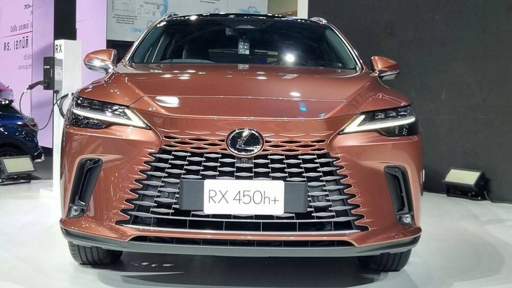 Tại Th&aacute;i Lan, Lexus RX 2023 c&oacute; 2 phi&ecirc;n bản l&agrave; RX 450h+ Luxury AWD v&agrave; RX 450h+ Premium AWD