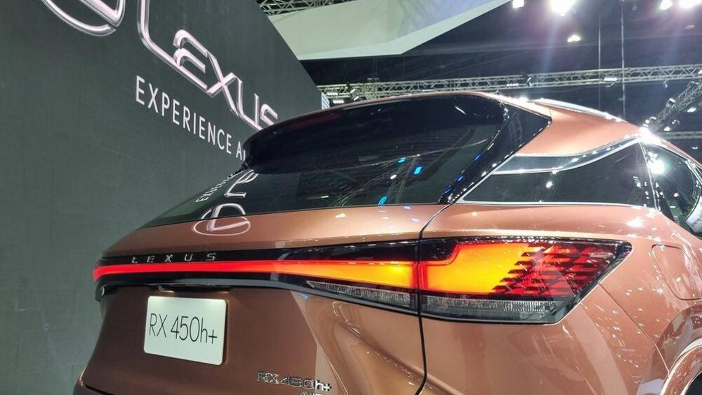 Phần đu&ocirc;i c&oacute; cụm đ&egrave;n hậu LED nằm vắt ngang, d&ograve;ng chữ "Lexus" thay cho logo h&atilde;ng gi&uacute;p xe nổi bật hơn khi nh&igrave;n từ ph&iacute;a sau