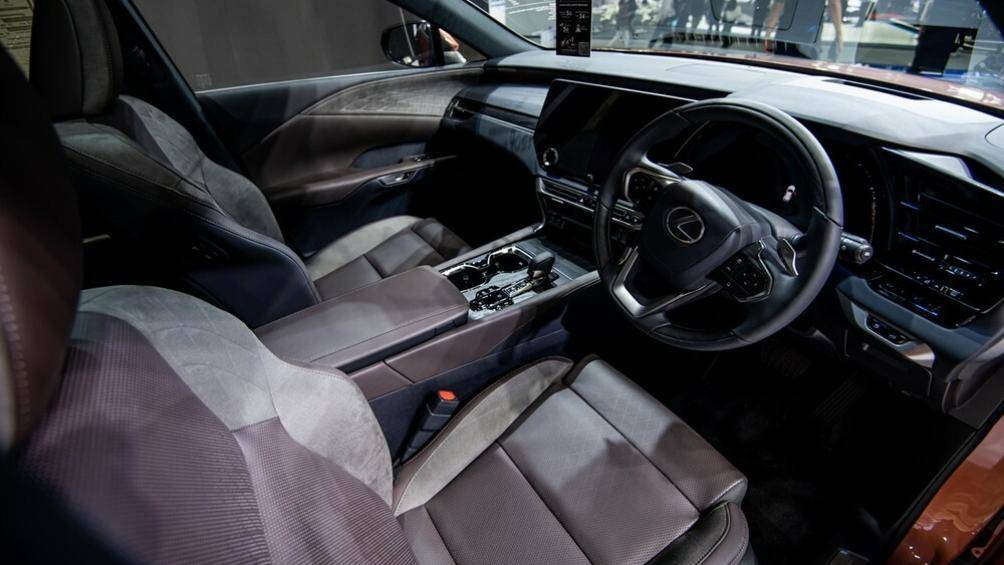 Lexus RX 450h+ 2023 c&ograve;n d&ugrave;ng cụm pin c&oacute; dung lượng 18,1 kWh. Xe c&oacute; thể chạy được 60 km v&agrave; đạt vận tốc tối đa 135 km/h m&agrave; kh&ocirc;ng cần d&ugrave;ng động cơ xăng