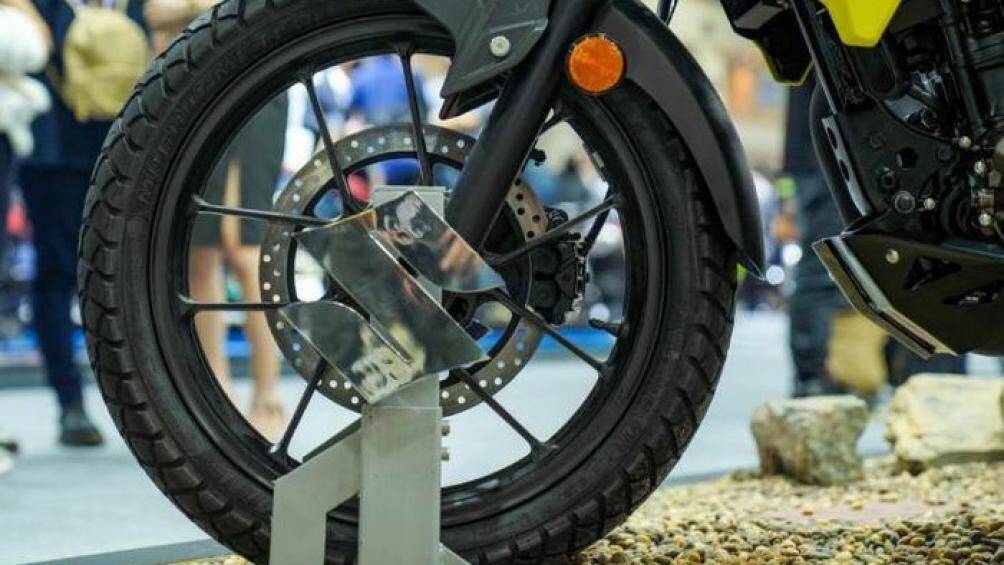 Các trang bị trên V-Strom SX 250 bao gồm giảm xóc trước ống lồng với hành trình 120mm, phía sau là giảm xóc lò xo trụ đơn