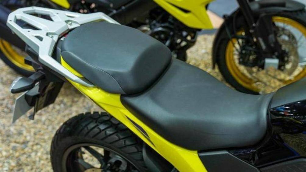 V-Strom SX 250 khá hầm hố với kích thước tổng thể là 880 mm x 2.180 mm x 1.355 mm cùng khối lượng 165kg