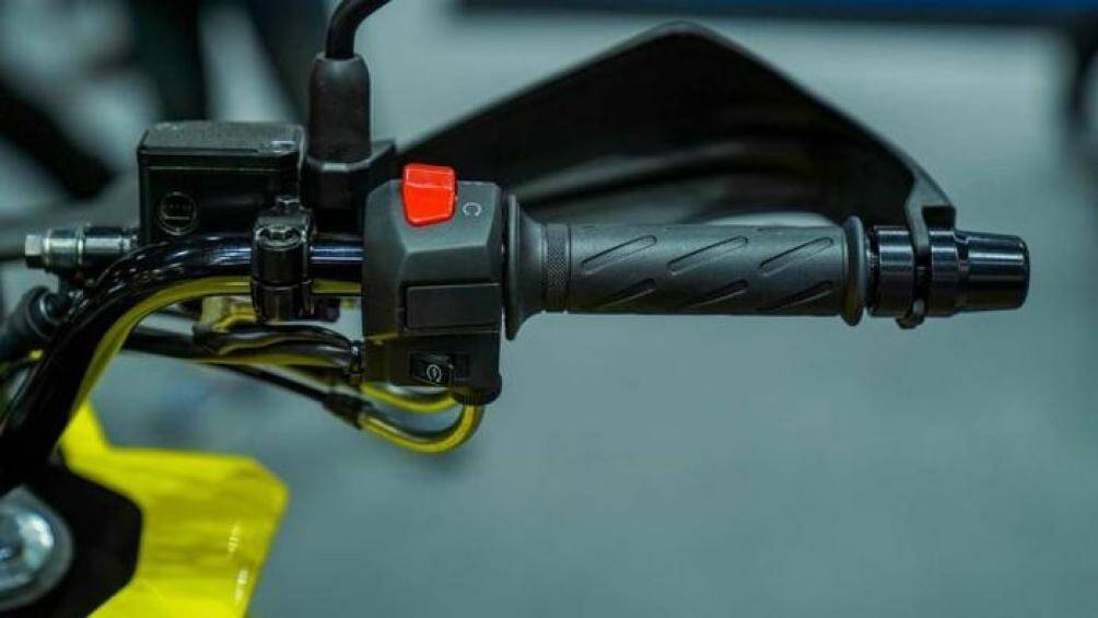 Chiếc Adventure này cũng có phanh đĩa đơn trước - sau và có ABS kênh đôi giúp đảm bảo an toàn cho người vận hành