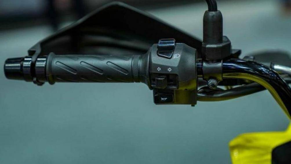 Suzuki V-Strom SX 250 sẽ được bán ra tại Thái Lan với 2 lựa chọn màu là đen nhám và màu vàng