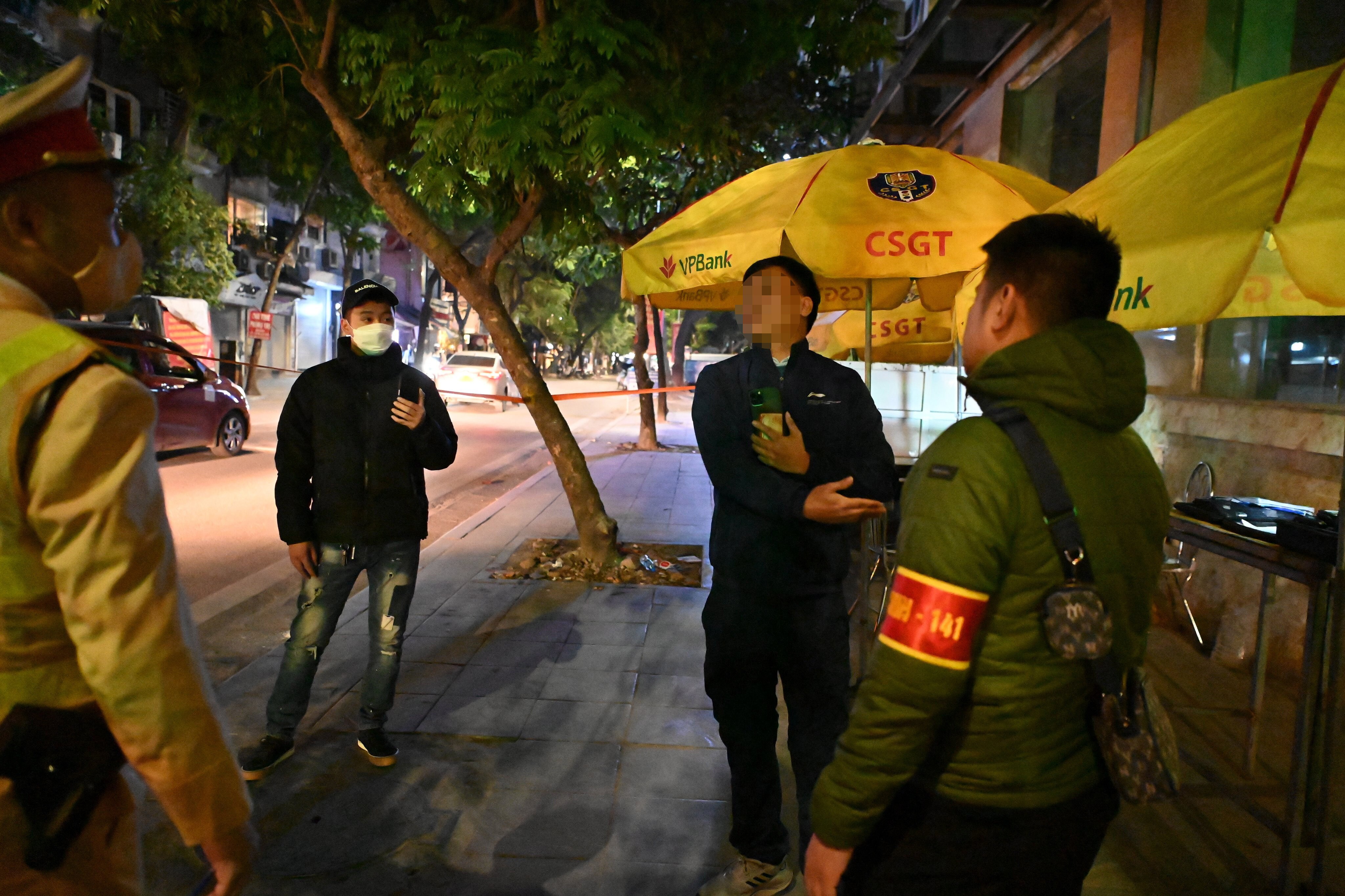 "Khi nào các anh cho tôi xem kế hoạch, chuyên đề thì tôi mới ký biên bản", tài xế này nói với cán bộ, chiến sỹ của Tổ công tác.