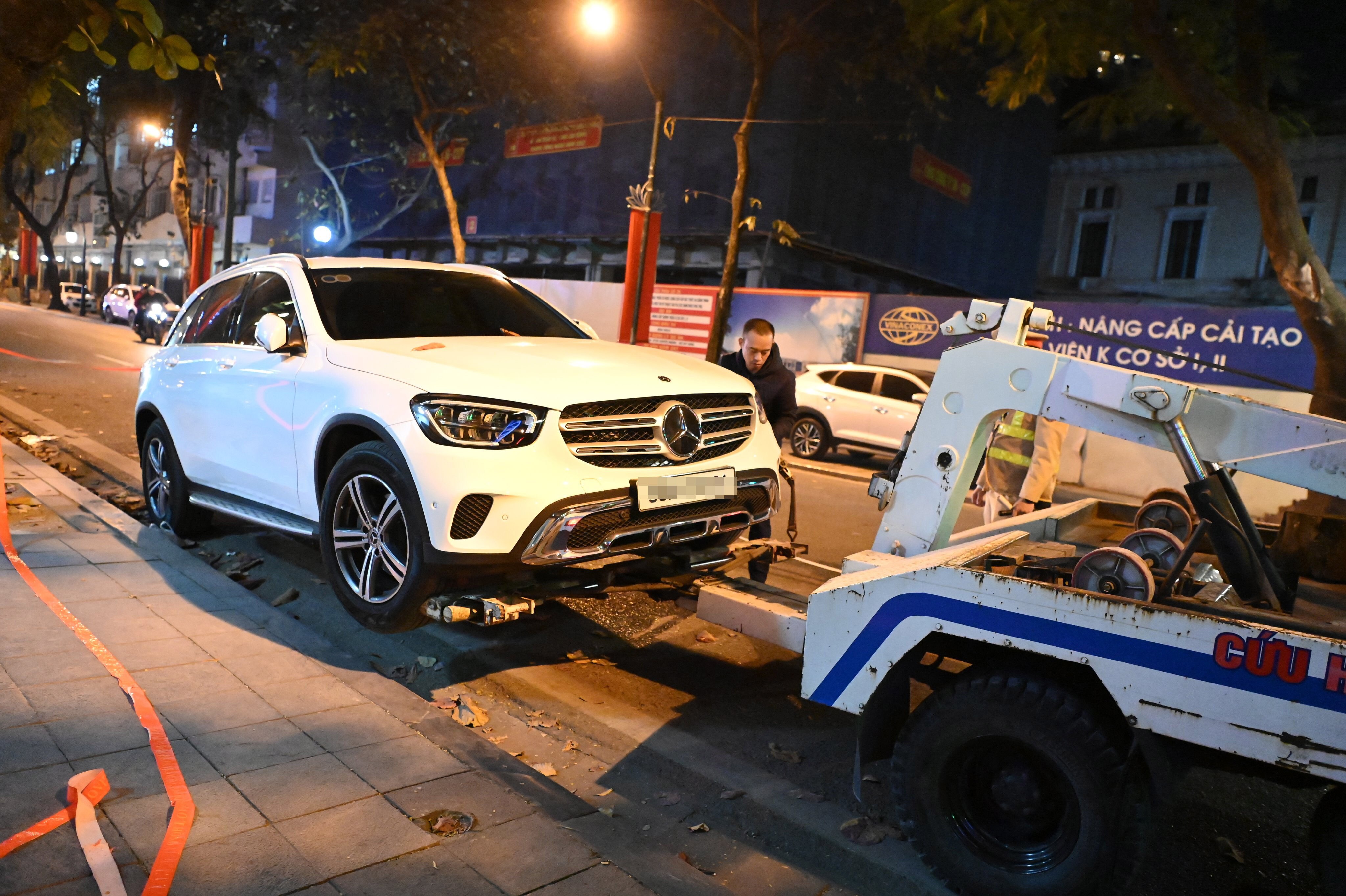 Với vi phạm trên, tài xế H. sẽ bị phạt 6-8 triệu đồng, tước bằng lái 10-12 tháng và tạm giữ xe 7 ngày. Chiếc Mercedes GLC 200 sau đó được cảnh sát niêm phong và cẩu kéo về bãi tạm giữ.