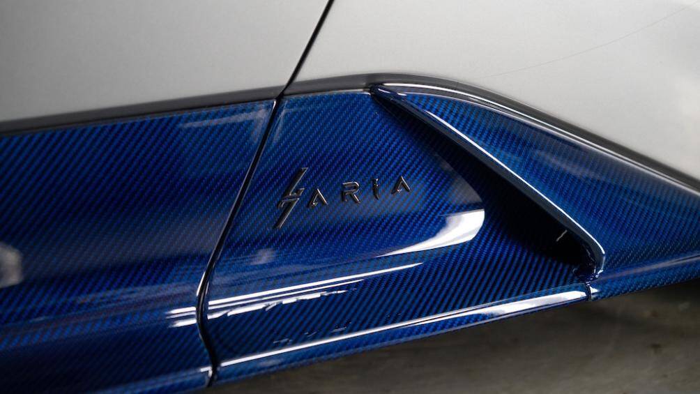 Các chi tiết này bao gồm cánh chia gió lớn dưới cản trước, vây trên khe gió nắp ca-pô, hốc hút gió trên mui, cánh đuôi và cánh khuếch tán sau