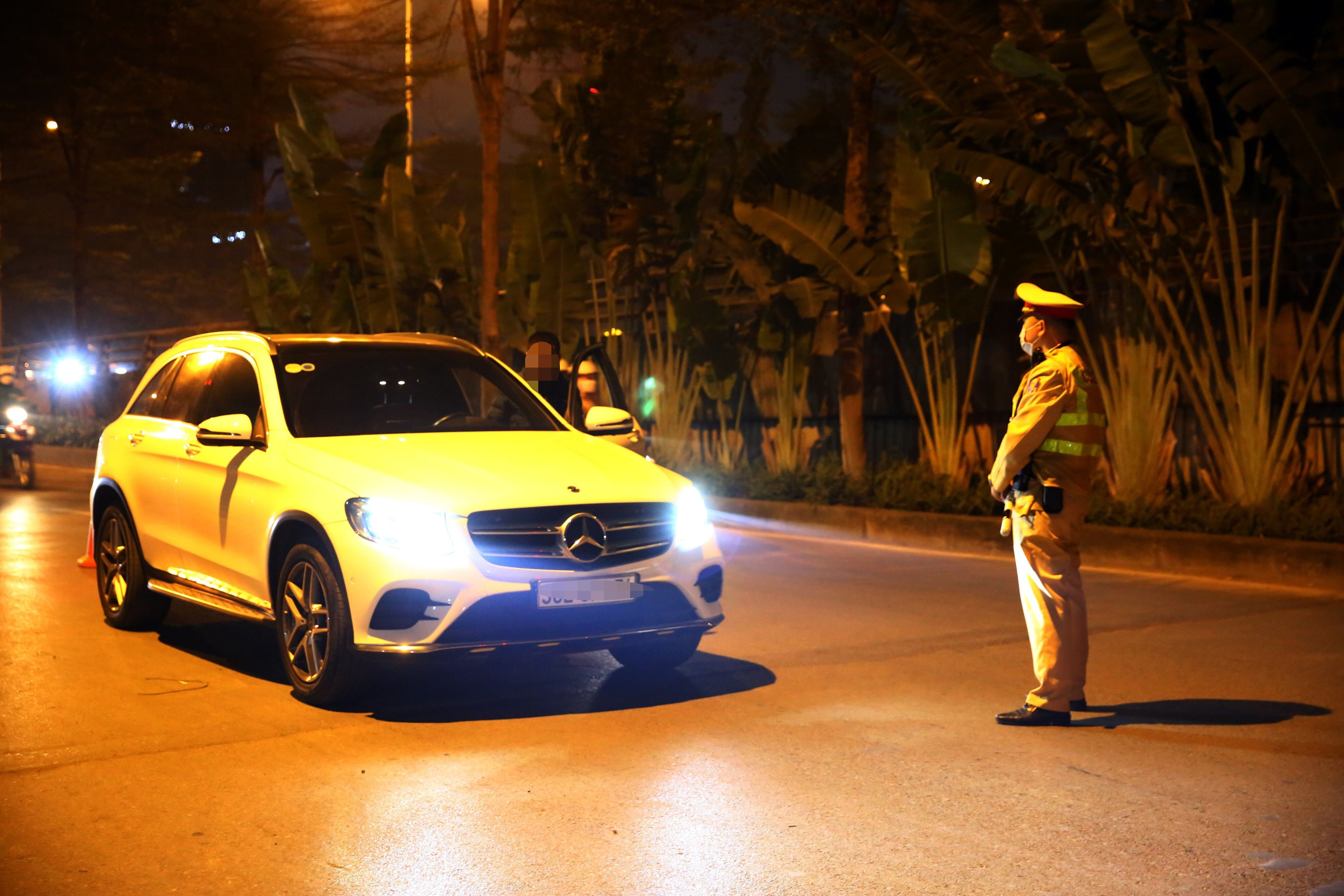 Tổ công tác đã dừng xe Mercedes GLC 300 màu trắng BKS 30E- 973.XX, trên xe có 2 người để đo nồng độ cồn nam tài xế. Kết quả, tài xế N.V.D. (SN 1961, trú tại Hà Nội) vi phạm nồng độ cồn mức 0,093 mg/lít khí thở.