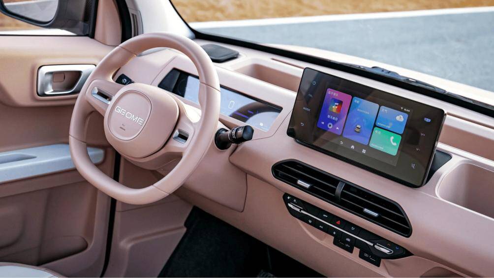 Theo dự đoán, Geely Panda Mini EV 2023 sẽ có giá dao động trong khoảng từ 40.000 - 50.000 Nhân dân tệ (135 - 169 triệu đồng)