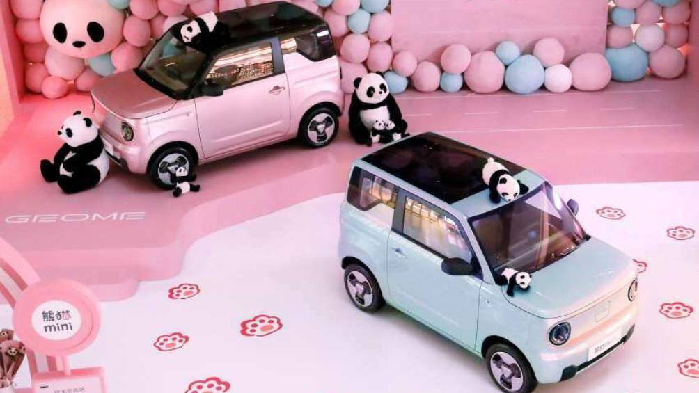 Mẫu ô tô điện đô thị này được thiết kế theo phong cách tròn trịa và dễ thương cùng màu sắc ngoại thất trẻ trung, hợp thời trang