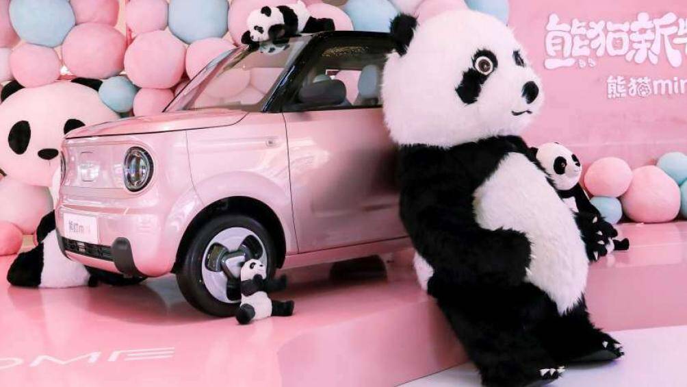 Geely Panda Mini EV sở hữu kích thước khá nhỏ, bao gồm chiều dài 3.065 mm, chiều rộng 1.522 mm, chiều cao 1.600 mm và chiều dài cơ sở 2.015 mm