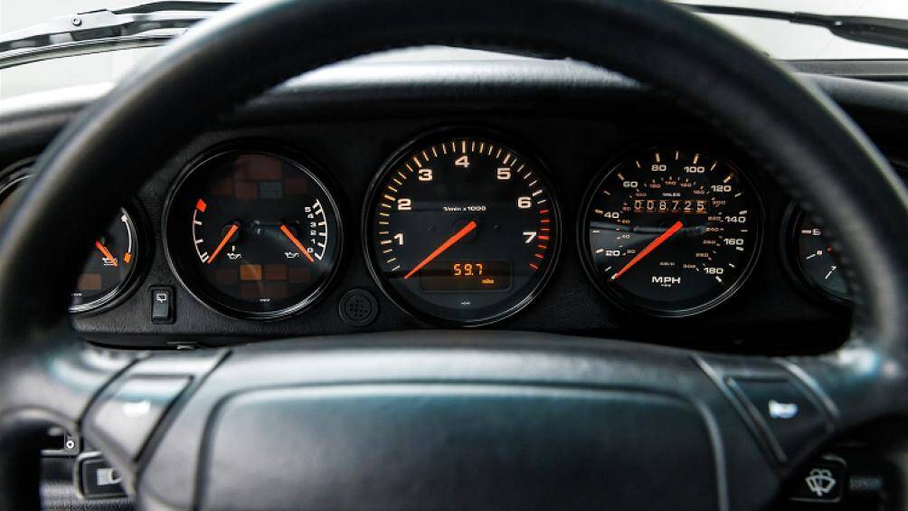 Chiếc xe có tuổi đời gần 30 năm nhưng mới lăn bánh 14.000km. Mẫu xe này chỉ có 17 chiếc được sản xuất trên thế giới