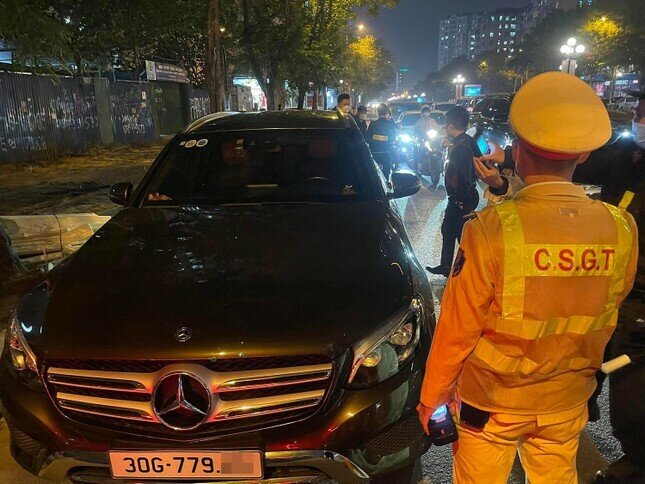 Cũng trong tối cùng ngày, Tổ công tác Y7/141 làm nhiệm vụ tại nút giao Lê Văn Lương - Hoàng Đạo Thúy (Hà Nội) phát hiện nhiều trường hợp tài xế ô tô vi phạm nồng độ cồn. Trong đó, có trường hợp vi phạm cao gấp gần 3 lần mức kịch khung.