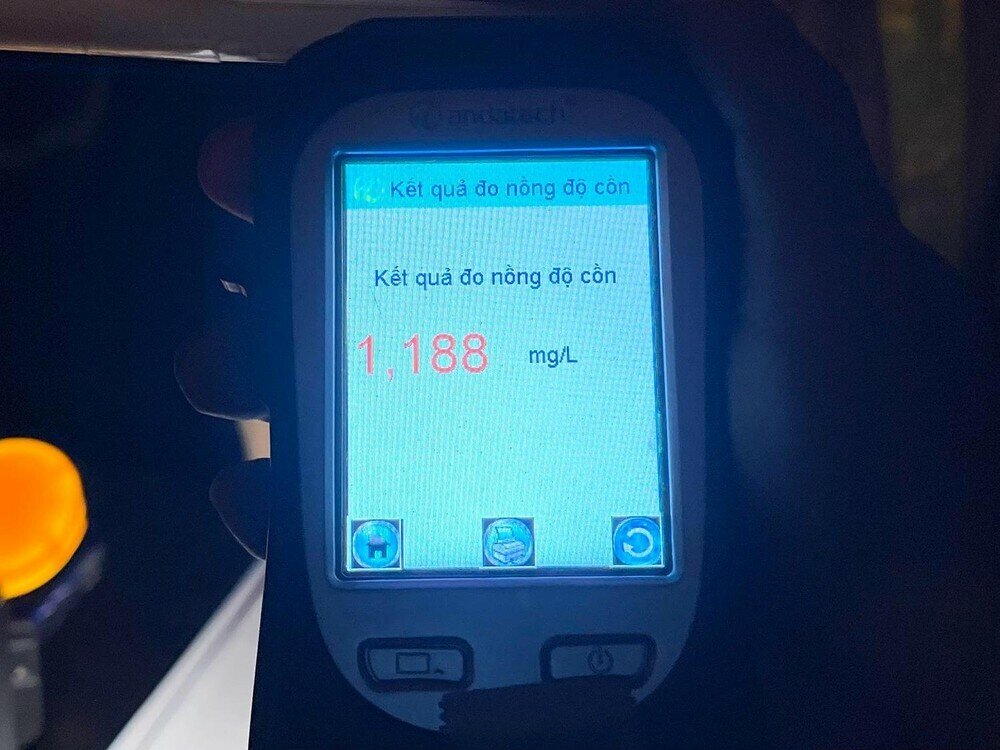 Qua kiểm tra nồng độ cồn, anh Đ.A.H. (36 tuổi, trú tại Hà Nội) là lái xe, cho kết quả 1,188 mg/lít khí thở. Mức vi phạm của anh H. là rất cao, gấp gần 3 lần mức phạt kịch khung (là 0,4 mg/lít khí thở). Nam tài xế phân trần trước đó có sử dụng bia cùng bạn bè.
Với lỗi vi phạm trên, anh H. có thể bị xử phạt từ 30-40 triệu đồng, tước giấy phép lái xe 22-24 tháng và tạm giữ phương tiện 7 ngày.