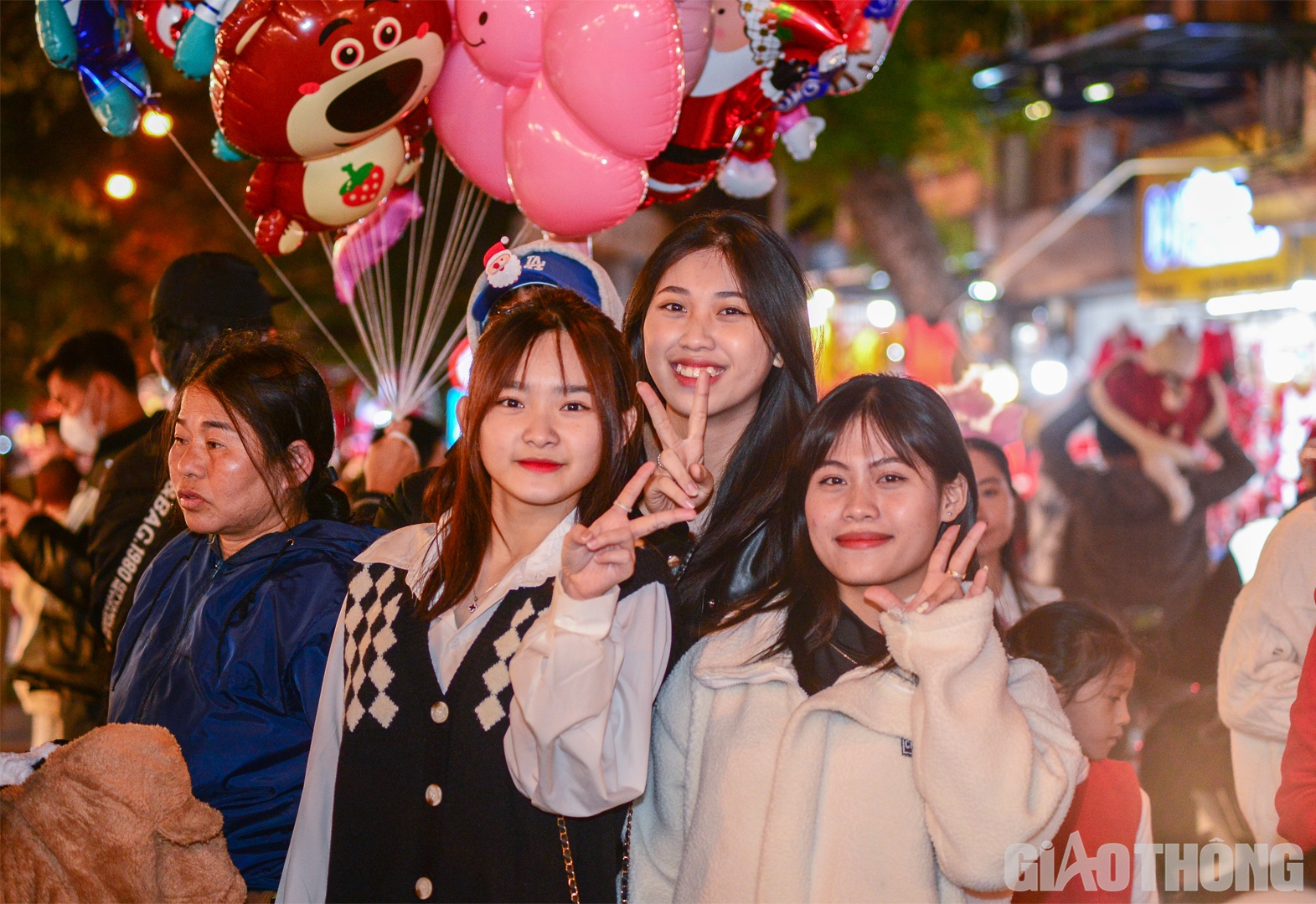 Còn với nhóm của bạn Lê Mỹ Tâm (ở giữa) cảm thấy hào hứng vì phố đã "lên đồ" Giáng sinh sớm, rất thuận lợi để có được nhiều bức ảnh ưng ý.