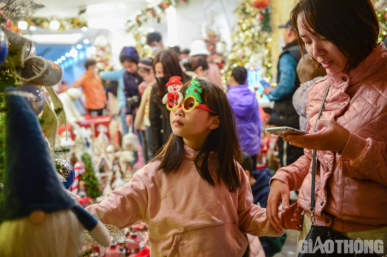 Nhiều em nhỏ cũng được phụ huynh đưa đi chơi Noel sớm.