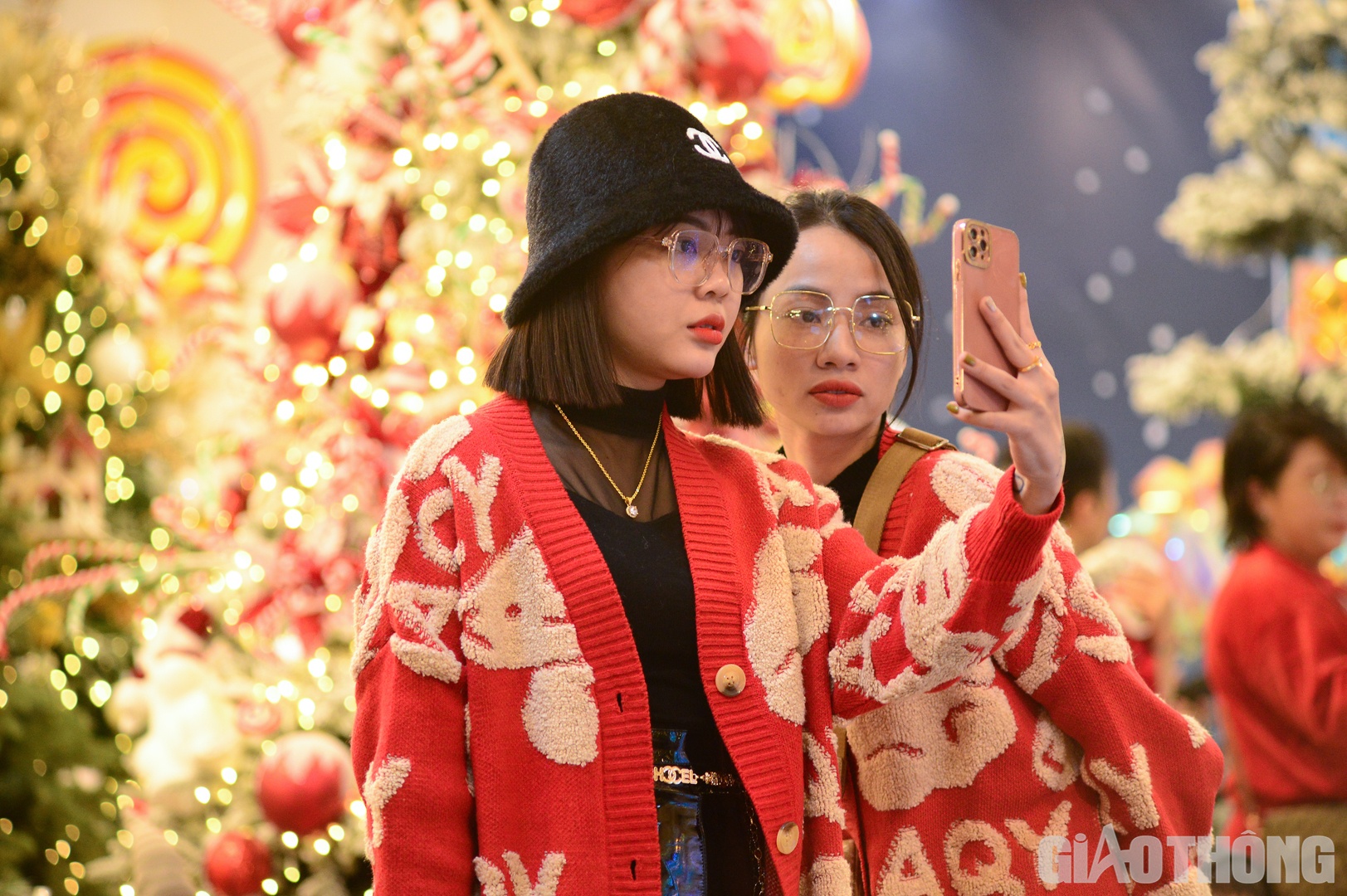 Lần đầu cùng bạn ra phố Hàng Mã chơi Noel sớm, Hằng (bên trái) cảm thấy ấn tượng với nhiều gian hàng trang trí đẹp mắt và rực rỡ sắc màu.