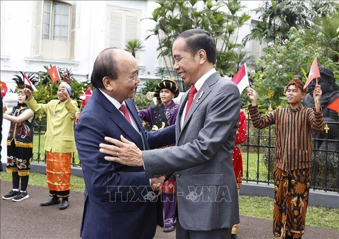 Vào lúc 10h sáng 22/12, tại Dinh Tổng thống ở thành phố Bogor, tỉnh Tây Java, Tổng thống Joko Widodo đã chủ trì lễ đón cấp Nhà nước Chủ tịch nước Nguyễn Xuân Phúc. Đoàn xe chở Chủ tịch nước Nguyễn Xuân Phúc và Đoàn đại biểu cấp cao Việt Nam được xe cảnh sát Indonesia dẫn đường đưa đến Dinh Tổng thống. 
Ngay từ cổng của Dinh Tổng thống, đội nghi lễ gồm quân nhạc, kỵ binh và đội nghi lễ trong trang phục truyền thống đa màu sắc của Indonesia đã đón và dẫn đoàn vào dinh. Tại nơi đỗ xe, Tổng thống Joko Widodo đón, bắt tay, chào mừng Chủ tịch nước Nguyễn Xuân Phúc dẫn đầu Đoàn đại biểu cấp cao Việt Nam thăm cấp Nhà nước Indonesia.